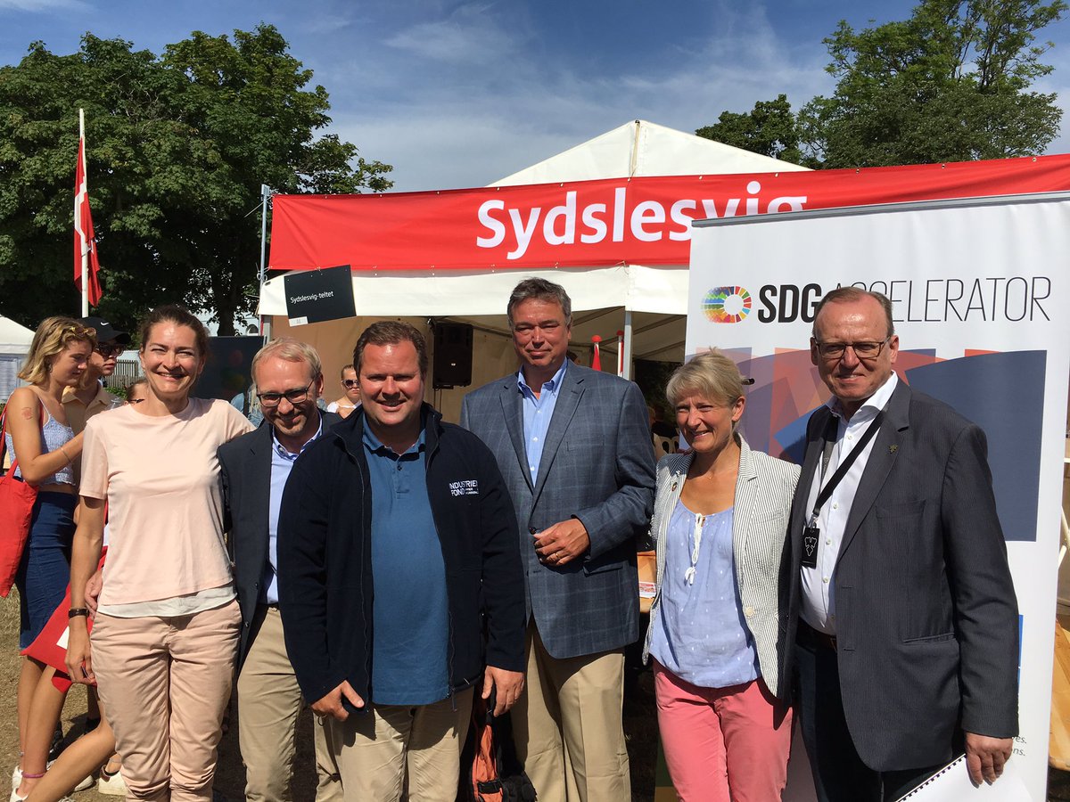 UNDP_Denmark's tweet photo. Tak til vores panel for en fantastisk debat om #sdgaccelerator og #verdensmålene. Vi havde fuldt hus i FN-teltet. Læs mere om #sdgaccelerator: https://t.co/gum3enBpQl Fortsat godt Folkemøde til jer alle sammen! #fmdk #fmdk18 https://t.co/WFwpYst0FB