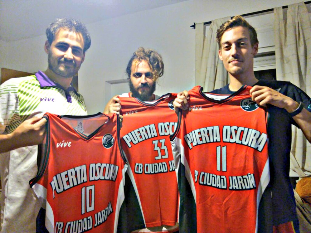 CDJPuertaOscura's tweet photo. Se cumplen 6 años▶🏆16-Jun🎥◀

💮CB CIUDAD JARDIN🏀

📍Homenaje a los 5 humildes supervivientes

#SiempreJuntos
#Respect https://t.co/GQi6e2HMmV