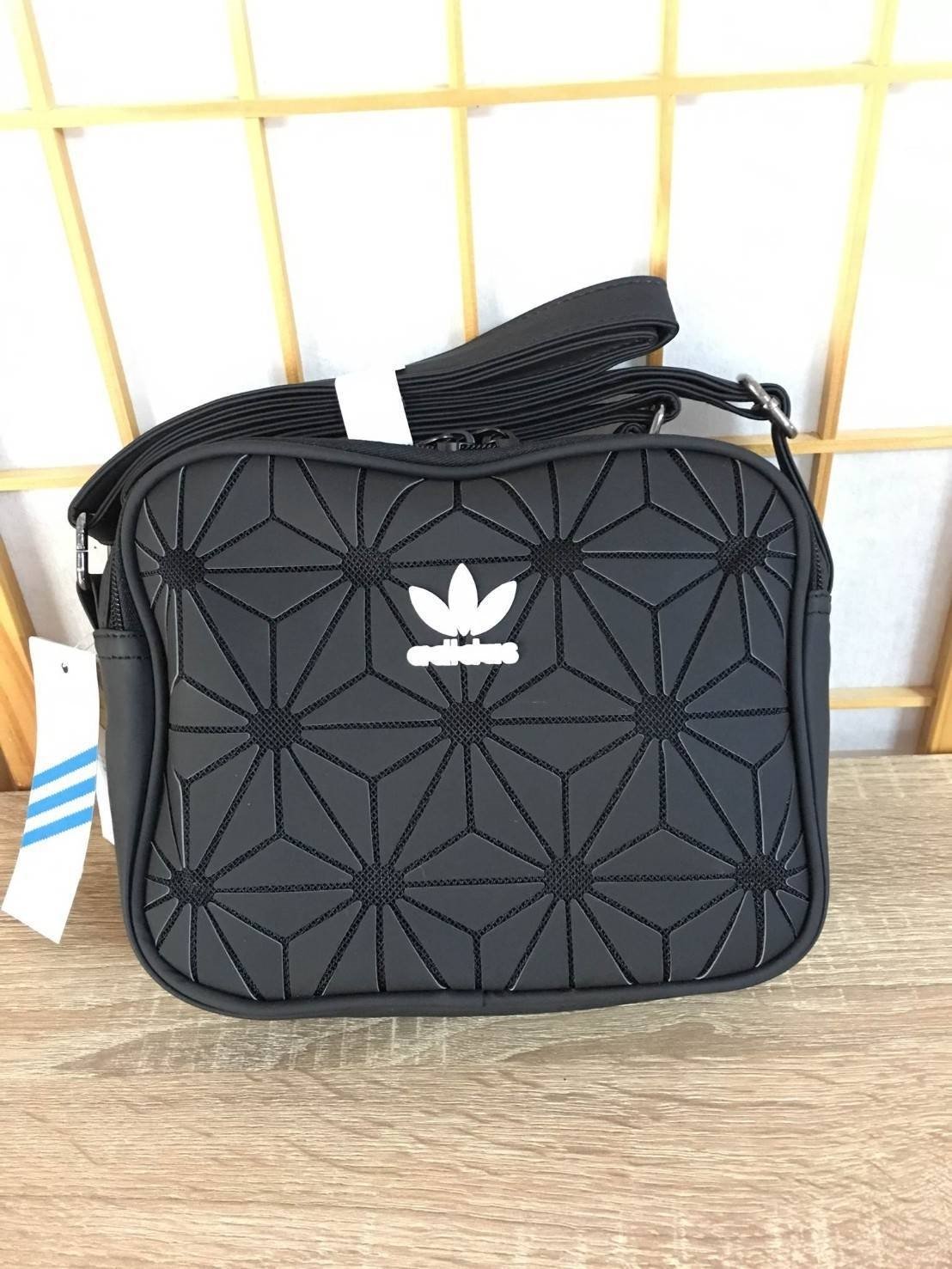 sainam on Twitter: "Adidas Originals 3D Mini Airliner Style Shoulder Bag กระเป๋าสะพายข้างแนว วัสดุด้านหน้าเนื้อ matte ผสมหนังนิ่ม น้ำหนักเบา ด้านหน้าติดโลโก้แบรนด์ Size: 22 x 18 x 7 cm. Color: Black, Red wine, Blue, Mettalic, White