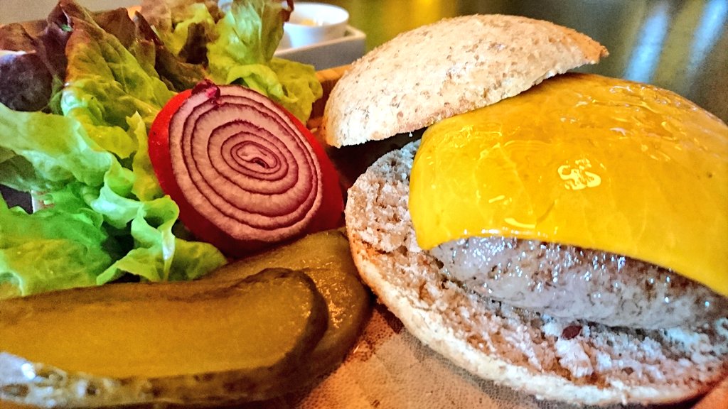 DexteryOlivia's tweet photo. Tremenda la Burger de puntas de solomillo, bañada en cerveza negra y con patatas caseras. Para algunos rankings no existe (jajajaja) #Beker6 https://t.co/R63vLDNp5J