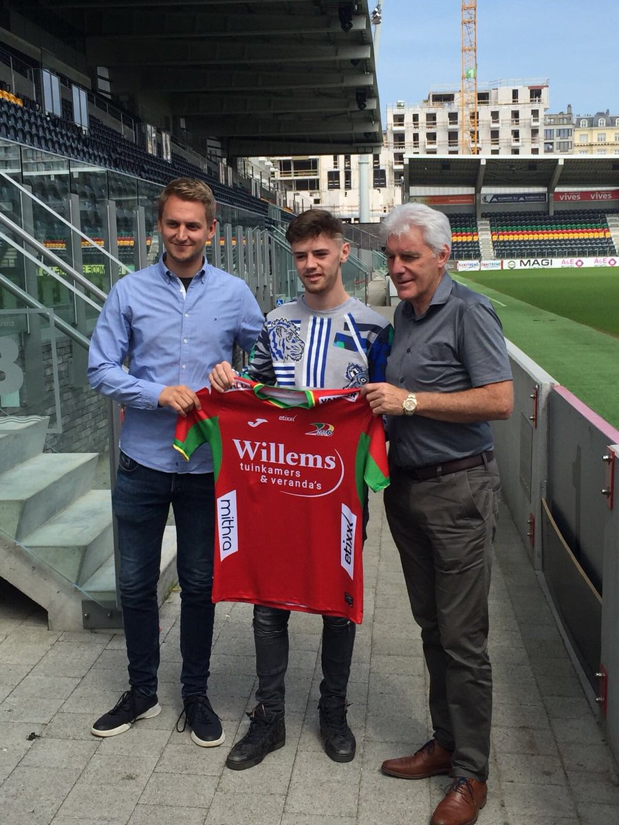 Thankyou <a href="/ManUtd/">Manchester United</a>  for the 3 beautiful years now its time for something new in my career #11