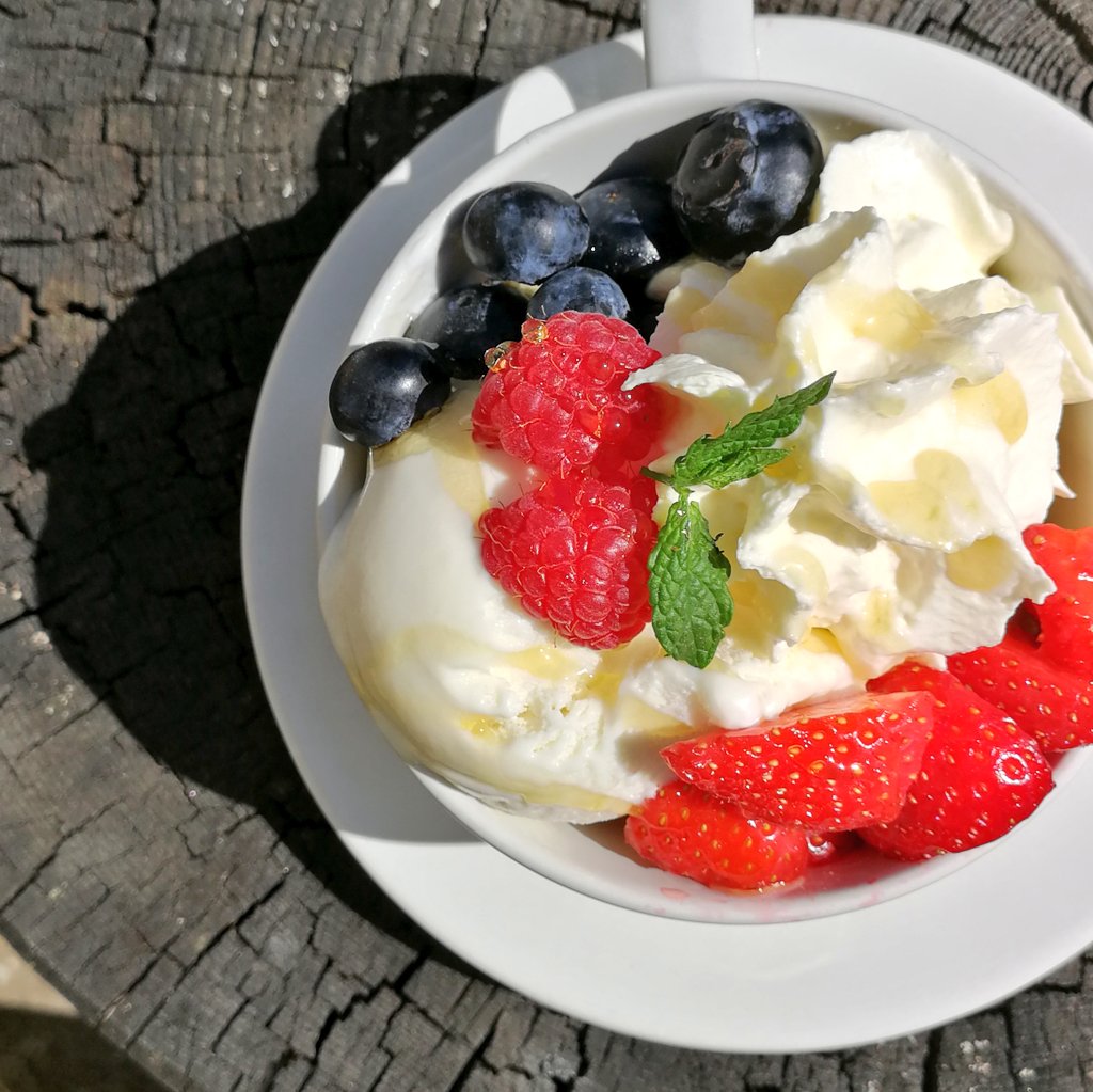 liljajan's tweet photo. Padolla-kahvilan lämpimän korvapuustin äärellä voi vain pohtia kuinka paljon parempi paikka maailma olisi, jos ihmiset vain keskittyisivät syömään pullaa. #maailmanrauha #turku #padolla https://t.co/ABUf6zGT1Y