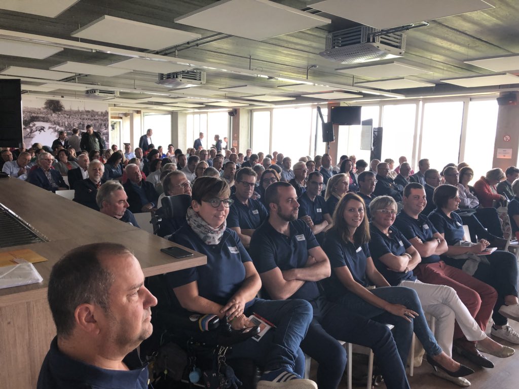 crevits's tweet photo. Felle speech van burgemeester Kurt Vanryckeghem op ons provinciaal congres in een bomvolle Hippodroom @Stad_Waregem. De toekomst van West-Vlaanderen is Oranje ❤️💪 https://t.co/haNJhwJOkq