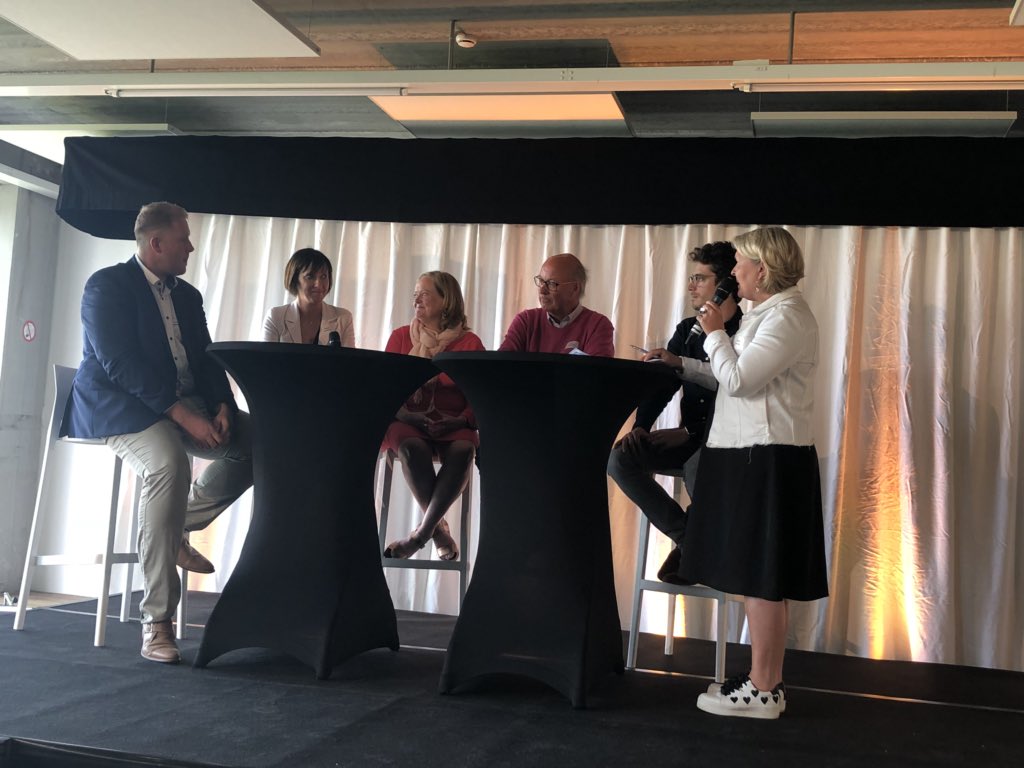crevits's tweet photo. Felle speech van burgemeester Kurt Vanryckeghem op ons provinciaal congres in een bomvolle Hippodroom @Stad_Waregem. De toekomst van West-Vlaanderen is Oranje ❤️💪 https://t.co/haNJhwJOkq