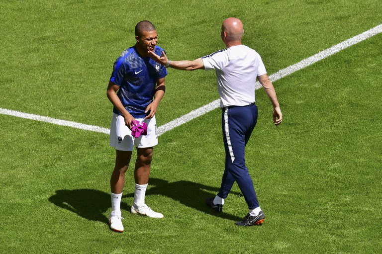 equipedefrance's tweet photo. Fin de l'échauffement ! Les Bleus viennent de rentrer au vestiaire pour se changer #FRAAUS #FiersdetreBleus 

📺 Coup d'envoi à 12h00 sur TF1 et beIN SPORTS https://t.co/Qr0M6avB0B