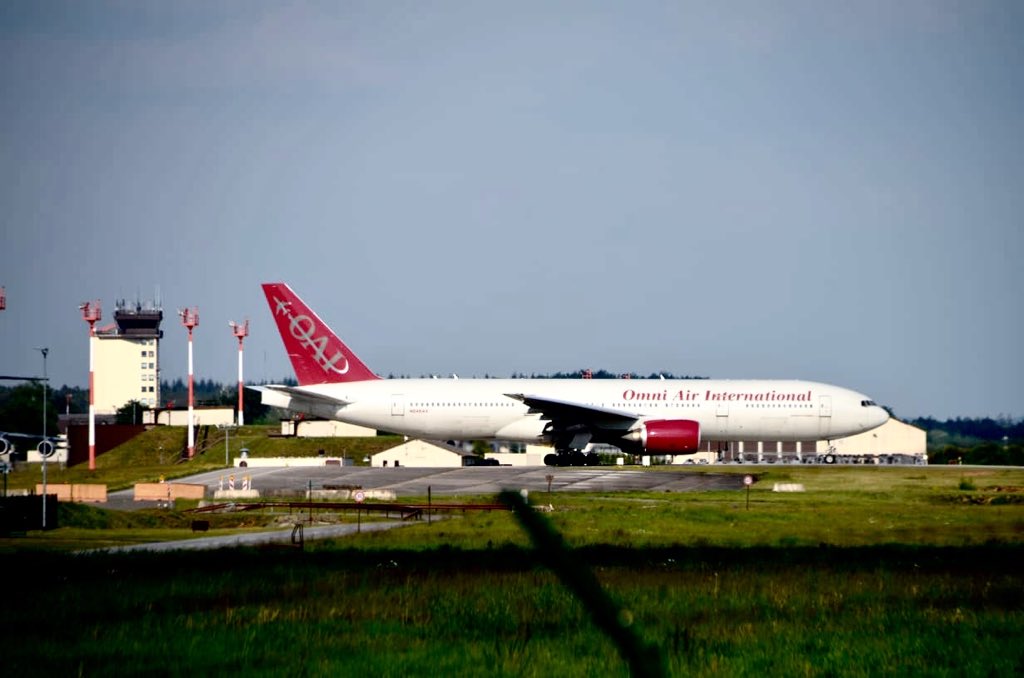 ETAR_Spotter's tweet photo. Today I have a OMNI Air International 777-200 on is taxiing to runway 09 at ETAR for it’s Flight to KBWI #ETAR #KBWI #etarspotting #planespotting #avgeek #b777 #boeing #voted #takeoff #specialvoteSaturday #taxiing #omniairinternational https://t.co/WkRLTZLM2j
