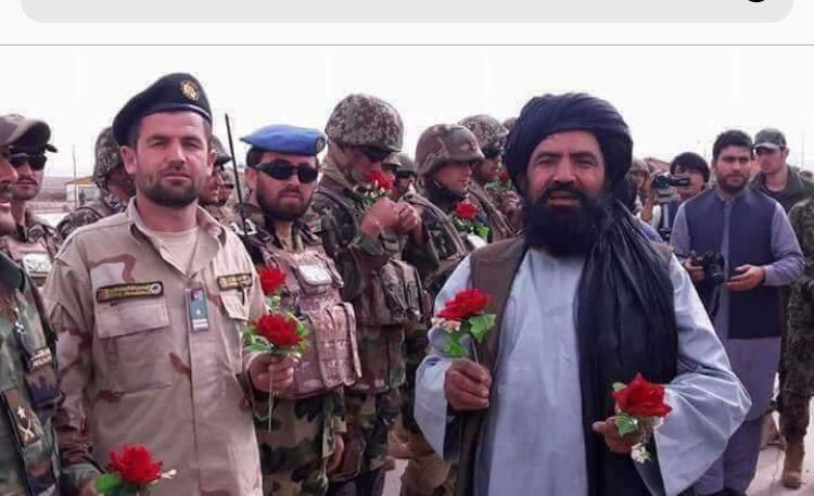 FereshtaKazemi's tweet photo. I am beside myself. What an increibdle magical moment in Afghanistan this #Eid . 
A Talib hands members of the #ANSDF (Afghan forces) red roses 🌹. It's never  happened before. #ceasefire #Afghanistan 😩🕊🇦🇫🙏🏽👏🏽🙌🏽 https://t.co/2GdzCNQwhH