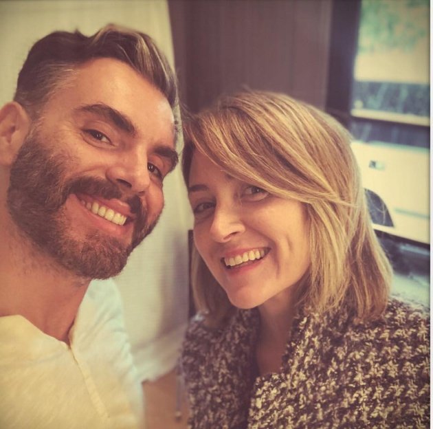 - Se hace una foto con su nuevo monitor de pilates y la cuelga en sue estado del wa : "lo que hemos sudado"