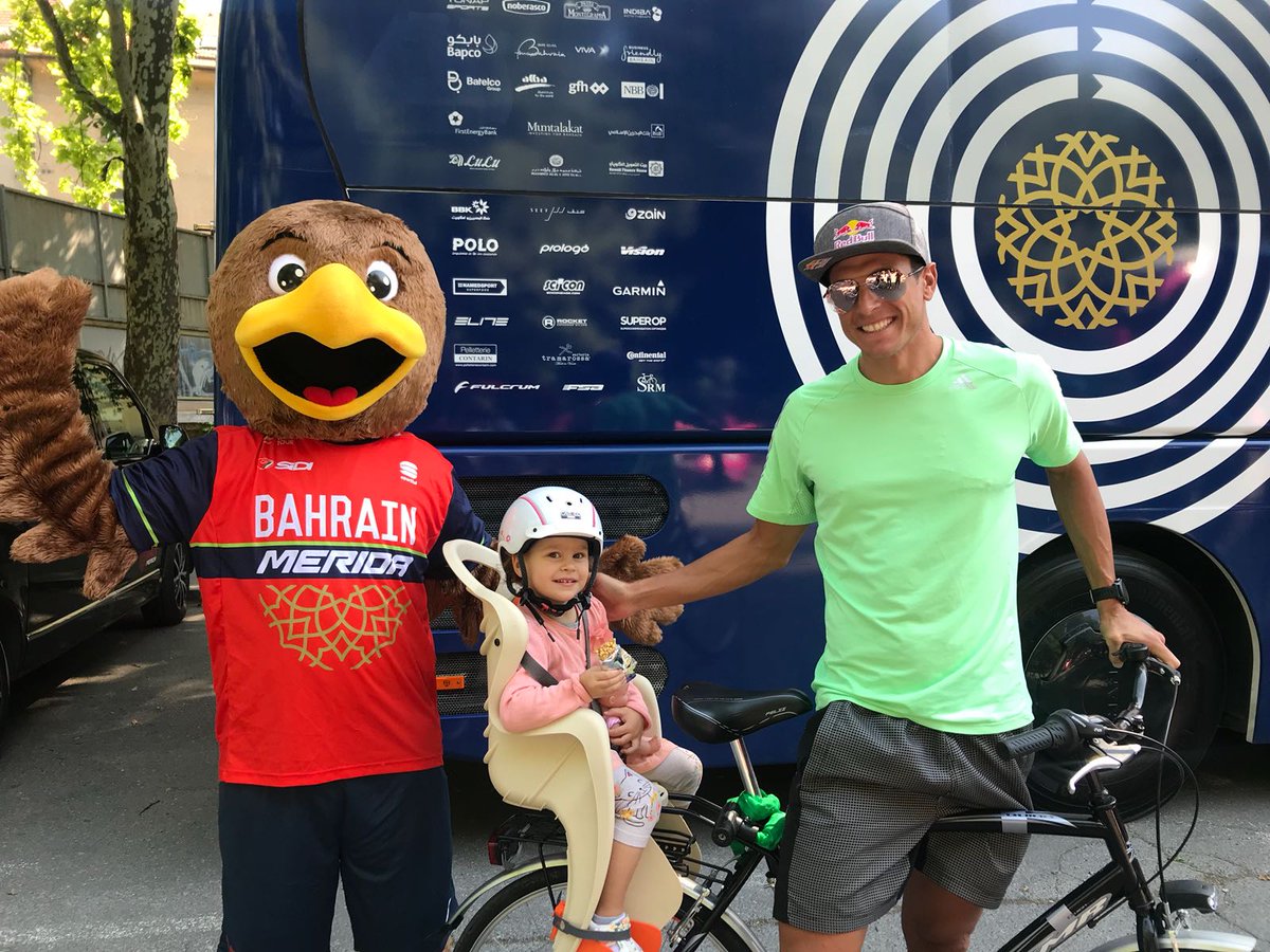 BHRVictorious's tweet image. 🇸🇮 #TourofSlovenia

➡️ We have the pleasure to meet @Davidplese at the start of today's stage in #ljubljana

The best #Triathlon 🏊🏻‍♂️🏃🏼‍♂️🚴🏻‍♂️ athlete in Slovenia comes with his daughter and they are having fun with #Falco of course 😃