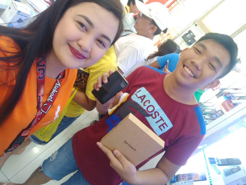 MyPhoneOfficial's tweet photo. More and more ka-Tropa’s are heading to MyPhone stores and kiosks to avail of Brown&Proud’s #Brown1 dahil from P9,999 mabibili na ito for P3,999 only plus may FREE Digital TV Dongle pa!. Huwag nang pahuli sa 3-DAY SAYA, hanggang bukas nalang po! https://t.co/w8L8gxt3pU