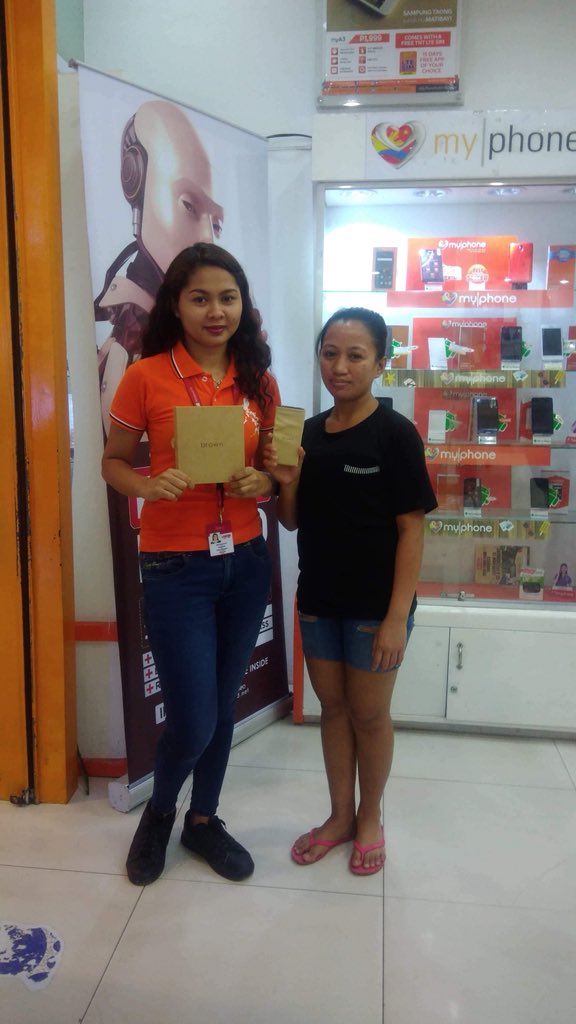 MyPhoneOfficial's tweet photo. More and more ka-Tropa’s are heading to MyPhone stores and kiosks to avail of Brown&Proud’s #Brown1 dahil from P9,999 mabibili na ito for P3,999 only plus may FREE Digital TV Dongle pa!. Huwag nang pahuli sa 3-DAY SAYA, hanggang bukas nalang po! https://t.co/w8L8gxt3pU