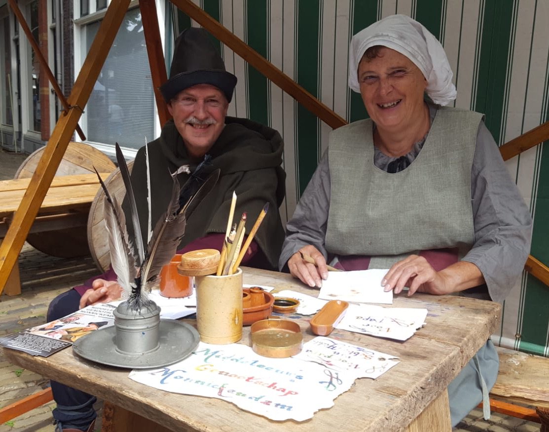 GraafDirkIII's tweet photo. Het is al gezellig druk op de middeleeuwse markt. Een bonte verzameling van kramen, tenten en kampementen slingert door het centrum van de stad. Kom je SLAG slaan!
https://t.co/eG42gGne6b
#vlaardingen1018 #stadsspektakel #flardinga #middeleeuwsemarkten #slagbijvlaardingen https://t.co/byITUAEnwX
