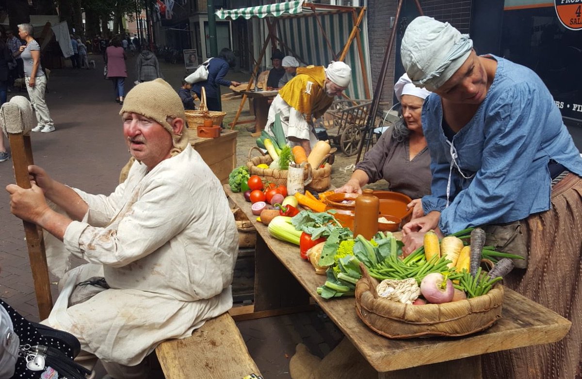 GraafDirkIII's tweet photo. Het is al gezellig druk op de middeleeuwse markt. Een bonte verzameling van kramen, tenten en kampementen slingert door het centrum van de stad. Kom je SLAG slaan!
https://t.co/eG42gGne6b
#vlaardingen1018 #stadsspektakel #flardinga #middeleeuwsemarkten #slagbijvlaardingen https://t.co/byITUAEnwX