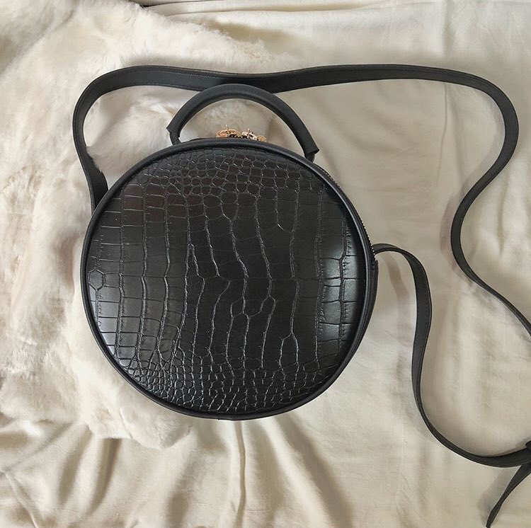 alisonmaeee's tweet image. Bea Crossbody Bag 
🔆On-Hand
🔆Made of Faux Leather but in excellent quality!
🔆Made in Marikina
🔆 24cm diameter with two pockets inside
🔆Available in Black (as of now)
🔆₱1,200.00 plus local sf

Message me or @mickasanjuan for details! 😊
#bagph #localbusiness #onlinesellerph