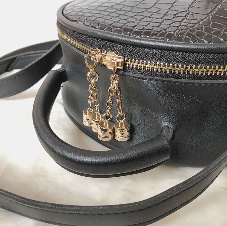 alisonmaeee's tweet image. Bea Crossbody Bag 
🔆On-Hand
🔆Made of Faux Leather but in excellent quality!
🔆Made in Marikina
🔆 24cm diameter with two pockets inside
🔆Available in Black (as of now)
🔆₱1,200.00 plus local sf

Message me or @mickasanjuan for details! 😊
#bagph #localbusiness #onlinesellerph