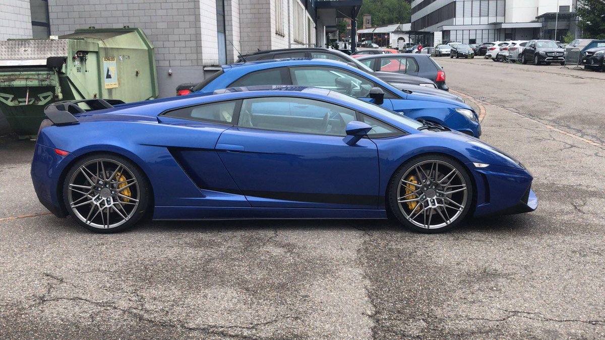 AxeUK's tweet photo. Side shot of the CF1 in Carbon grey fitted to the Lamborghini Gallardo
Available in 9.0, 10.5 & 11 x 20"
#Axewheels #Lamborghini #Gallardo #compressionforged https://t.co/iF5TFAtnLx