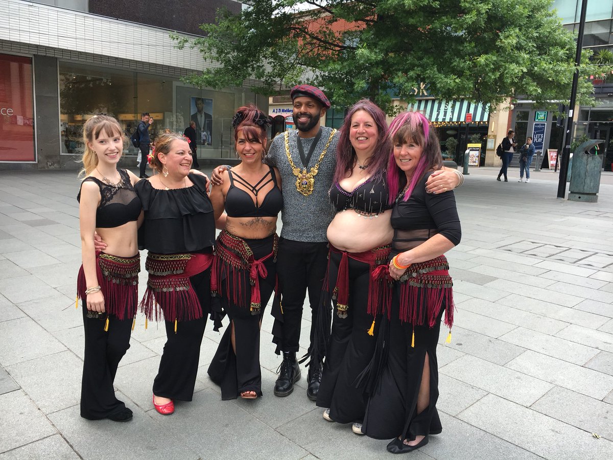 Great to see @BellyZubaidah at #CTDsheffield2018 here they are in #BarkersPool with our Lord Mayor @MagicMagid #MoveMoreMonth #MoveMore @felly500 @roz_davies @StoryingShef @olliehart7