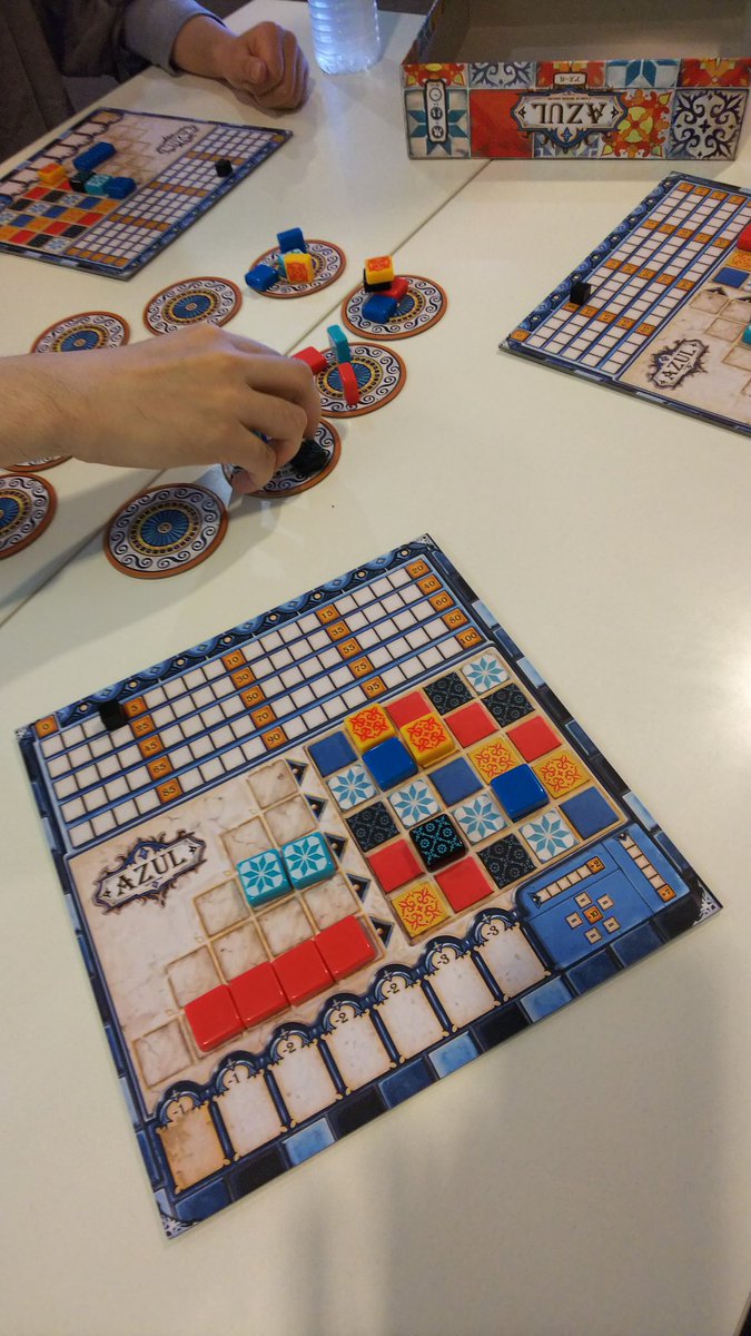 ピョコタン 今日は泊まりがけでボードゲームをやりまくる会みたいのに参加している こういう機会に知らないゲームをいっぱい覚えたい とりあえずエルドラド アズール コンセプトをやった どれも面白いなあ