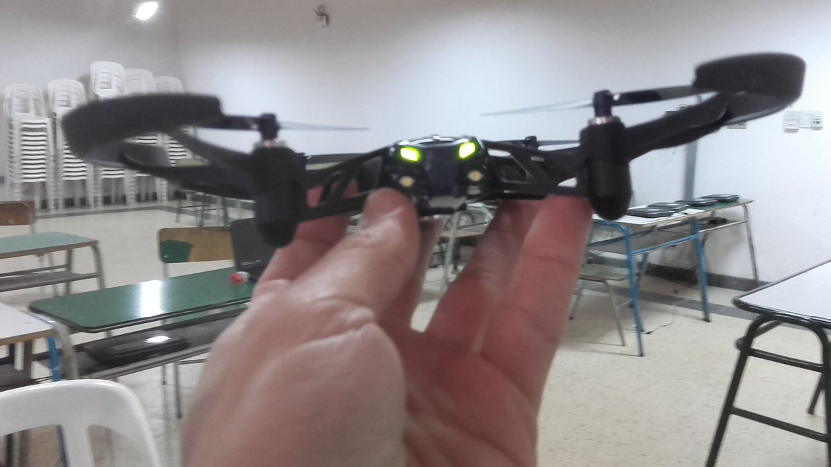 CapillaDavid's tweet image. Probando los #Minidrones #Parrot en la #EscuelaSchiavoni para empezar a aplicarlos en la #FormaciónComplementaria en el marco de #EscuelasDelFuturo a través de la programación en bloque que ofrece #Tynker.