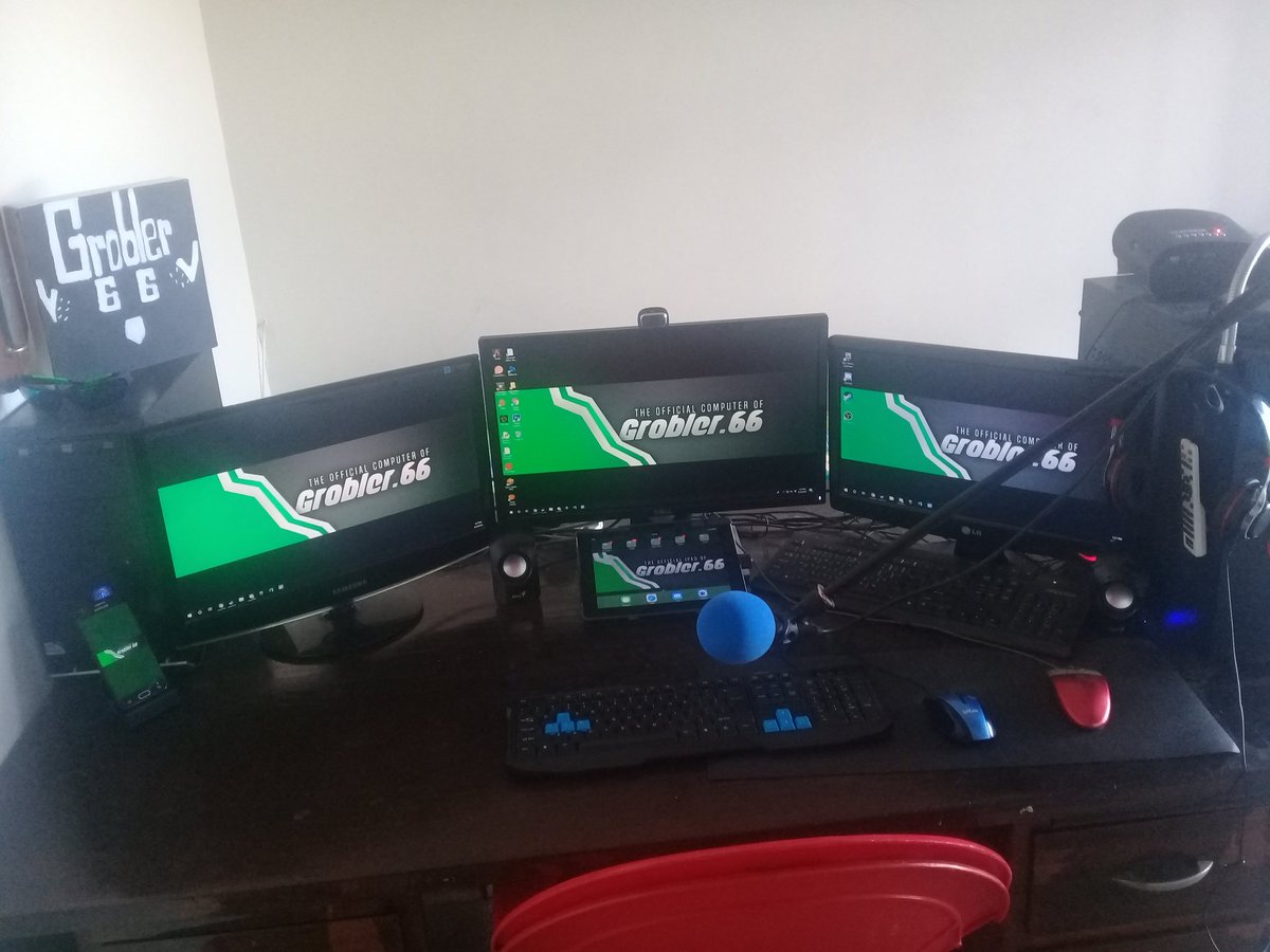 Mihan__Grobler's tweet photo. #3MonitorSetup !!!!!!! Omg i love this so much! What do y'all think? https://t.co/8T7BwdNf21