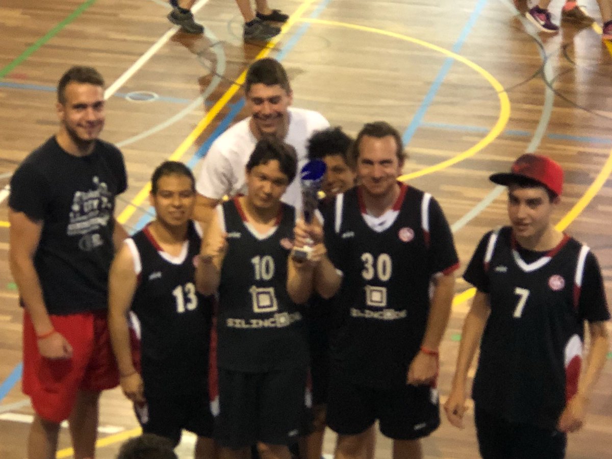 UESC_SantCugat's tweet photo. 🏀Avui ha tingut lloc la Cloenda Acell, federació catalana d'esports per a disminuïts psíquics. On participa el nostre equip UESC - ASDI. ⚫🔴 #infoUESC #UESCASDI #cloenda https://t.co/P4c1Y1qntV