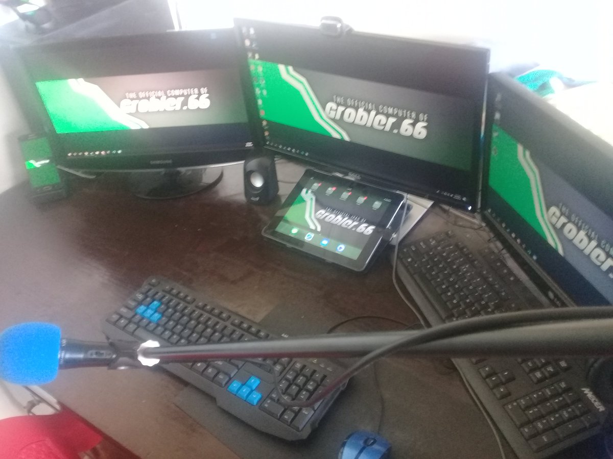 Mihan__Grobler's tweet photo. #3MonitorSetup !!!!!!! Omg i love this so much! What do y'all think? https://t.co/8T7BwdNf21