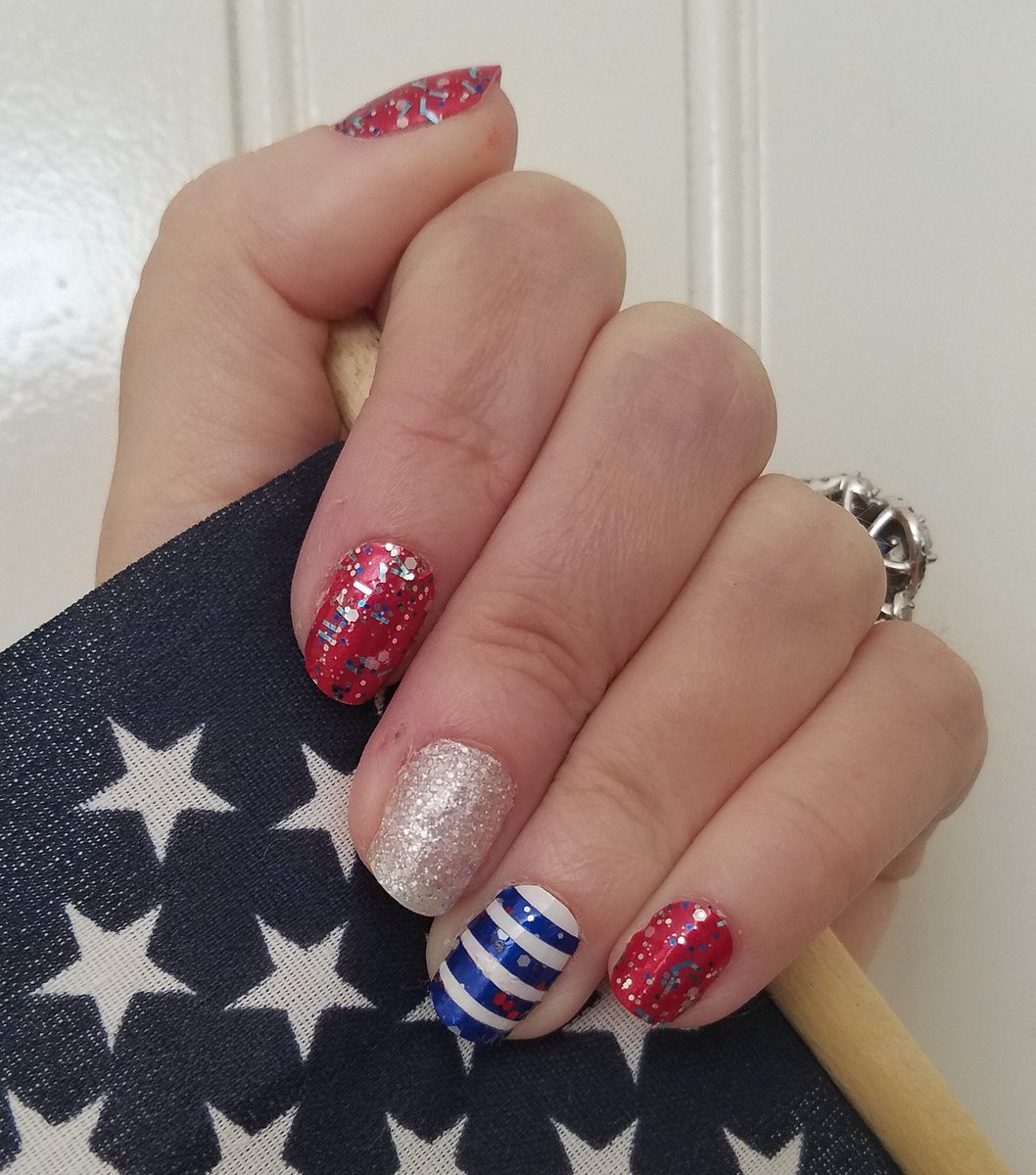Love my new Color Street mani😊
Link to buy in my bio😉

#4thofjuly #colorstreet #redwhiteandblue #supportsmall #nailstrips #manicure #pedicure #beauty #nails #patriotic #glitter #nailpolish #nailart #fun #picoftheday #flag #starsandstripes