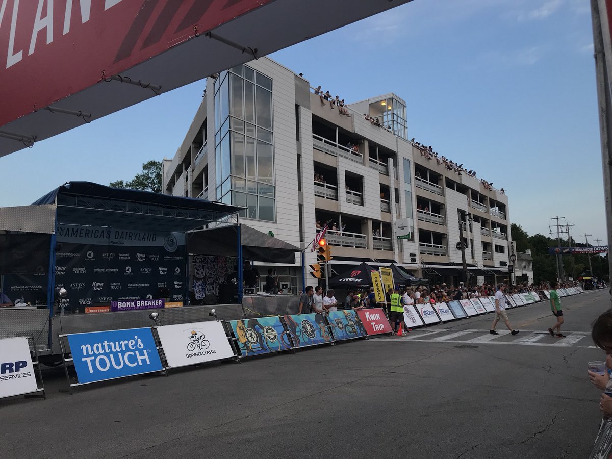 TOADCyclingRace's tweet image. Downer Ave is such a special place. Each floor of the parking garage is lined with fans.  #ToAD2018 #downerclassic #iscorp #ottowenz