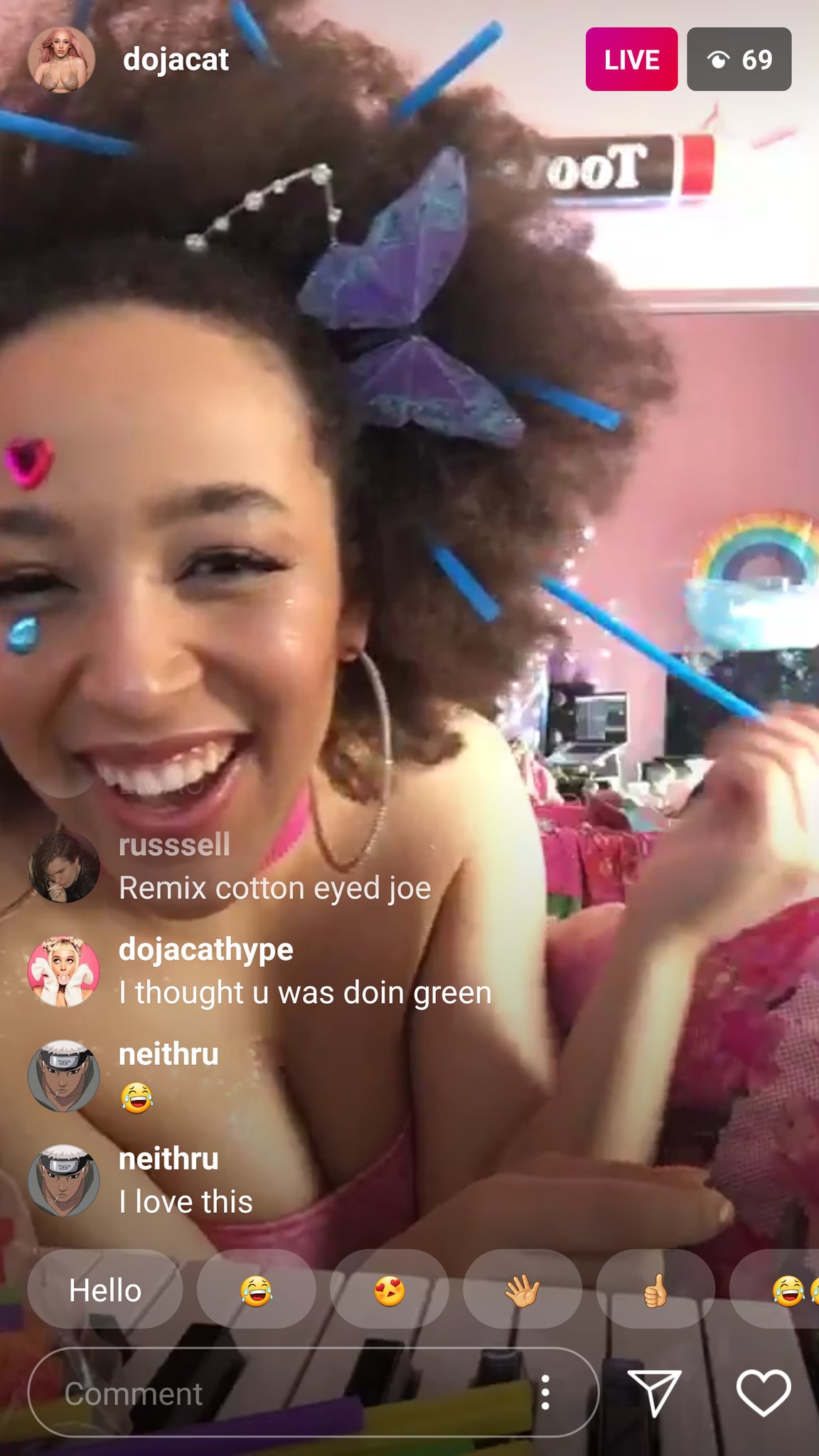 Link On Twitter Doja Cat Stickin Straws In Her Hair On Ig Live Im In Love Bruh