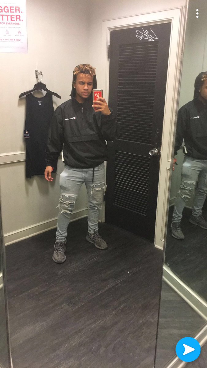 _nicohouck's tweet photo. YEEZY SZN 💸 https://t.co/je4rbwajPo