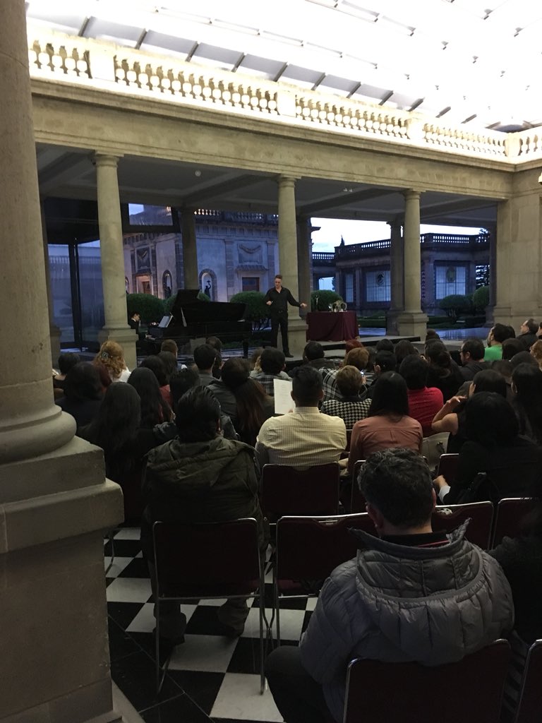 hzagal's tweet photo. Hoy en Imperio tenemos la visita de un grupo de sordos. La función se preparó para el caso. Una gran experiencia, felicidades al @Museodehistoria y @Imperioteatro y @AlonsoJBurgos y @raacmexico  y a todos los que lo impulsaron , gracias a Emilio Portas!, el intérprete https://t.co/4riCbxIhc5