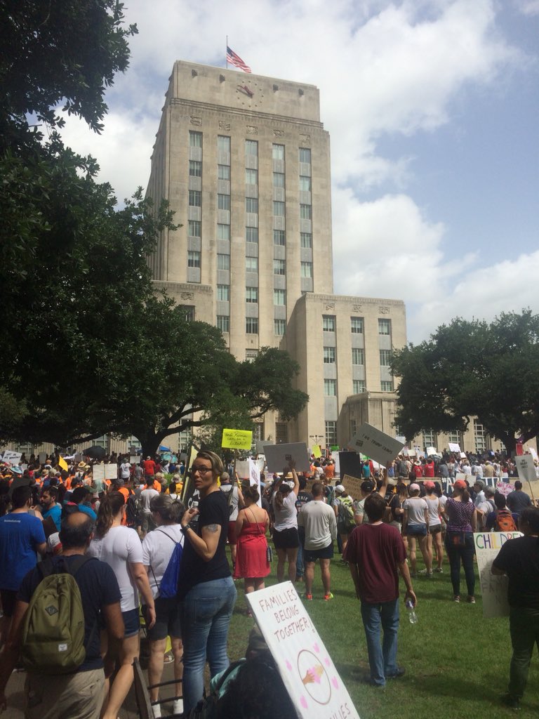 Dg-AxWFVQAA7zV2?format=jpg&name=medium