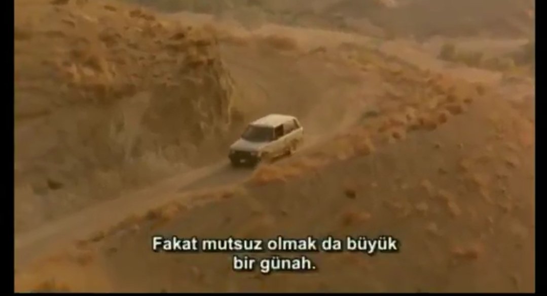 yaşamak için tek başına hayatı sevmek yetmeyebilir bazen. geçmişte özlem ve gelecekten ümit aramak yerine şu anda olan bitene tutunmak, insanı daha az incitir.

“uzun yoldan gidelim, taşlıdır ama daha güzeldir...”

kirazın tadı (1997), kiyarüstemi.