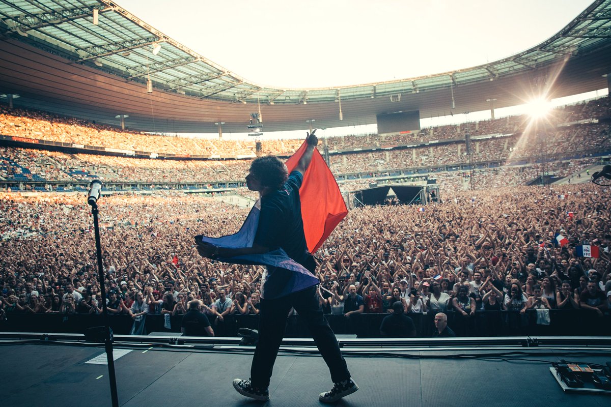 DNCE's tweet photo. 🇫🇷❤️ #24kmagicworldtour https://t.co/uNo2ER8WBs
