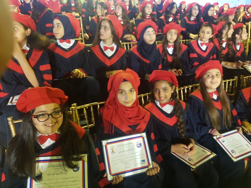 أبناءنا قودوا السّرب أينما شئتم، حلّقوا عاليًا، أبحروا، كونوا الأشرعة، اصنعوا اليابسة، فقد حان وقت الإنطلاق..
انطلقوا مباركين بإنجازاتكم... 
انطلقوا بصرخة مقاصديّة...

#الدفعة_الأولى_للنظرة_المختلفة_في_التربية_والتعليم
#كل_عام_وأنتم_الصرخة 
<a href="/MakAishaSchool/">MakAishaSchool</a>