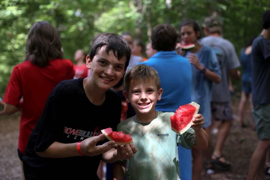 camphuawni's tweet image. All smiles for Hike to the Carving Trees today! #simplefun #camptradition