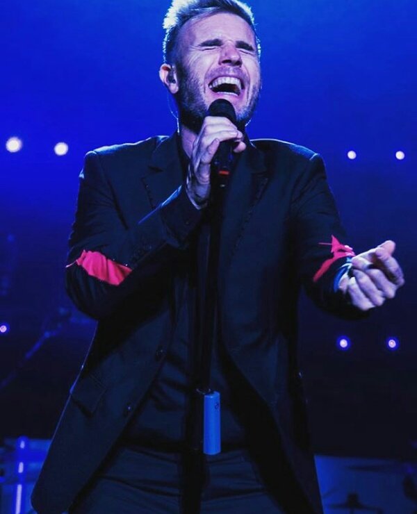 Garyismyhero's tweet photo. @GaryBarlow on #Instagram 😊 #oneweek #missingeveryone #amazingexperience #thankyou #exactly #lastbow #untilthenexttime #GBSolo2018
https://t.co/LwxhmxA2qC https://t.co/YzUHbecodM