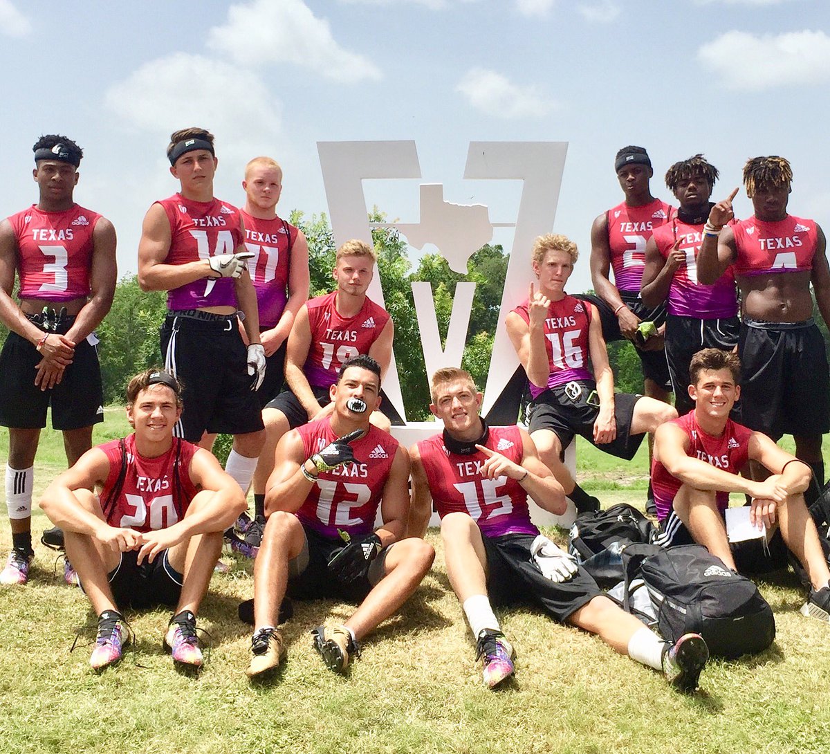 Our senior pic @Texas7on7 🎓💯 #Statetournament #ClassOf2019 @dubhouse25 @WhitehouseISD @heykevinjohn @texashsfootball @CameronClc0225 @Lilzen3 @FlintHerrington @HedricksnNoah @mraabe25 @ApecWhitehouse