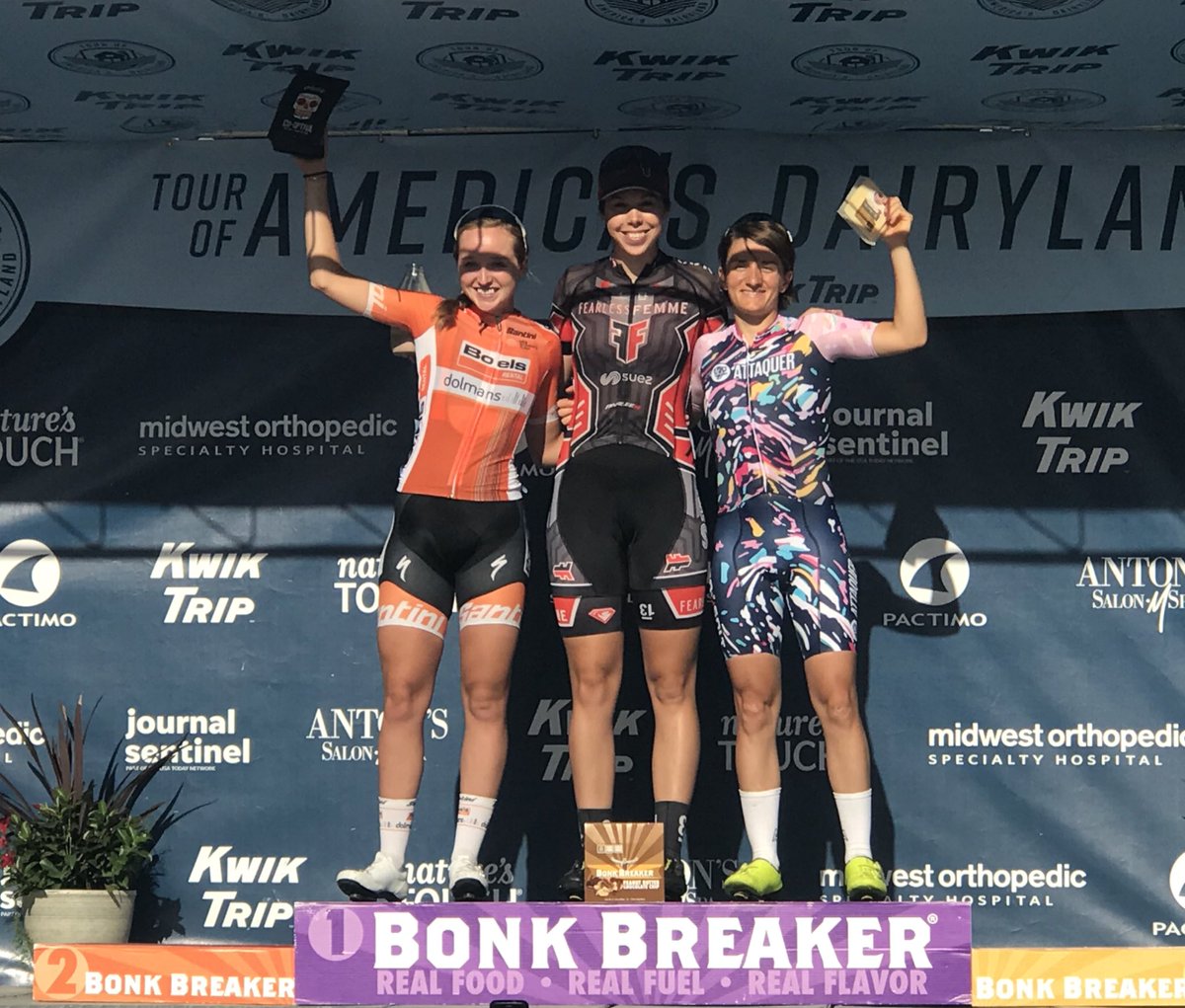 TOADCyclingRace's tweet image. Your Downer Ave podium @BakerGeorgia @FearlessFemRace , @skylar_mars24 @boelsdolmansct , @ValeScandolara @roxsoltattaquer  #ToAD2018 #downerclassic #iscorp #ottowenz