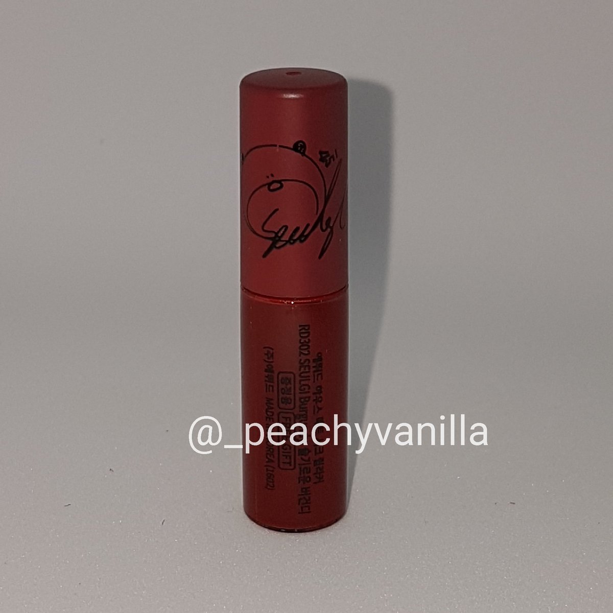 _peachyvanilla's tweet photo. #พร้อมส่ง ETUDE HOUSE Matte Chic Lip Lacquer (mini size) แท้💯
🍒RD302 SEULGI Burgundy
🍂240฿
🐻บนแท่งมีลายเซ็นต์ซึลกิ
💋ทาแล้วได้สีปากสวยแบบสาวเกาหลี ติดทนมาก
🍁ส่ง 40/60 DMน้า
#เครื่องสําอางเกาหลี #คสอเกาหลี #Etude #howtopefect #RedVelvet #ตลาดนัดรวว #ตลาดนัดrvv #พร้อมส่งเปย์สิ https://t.co/8hjxSL0cxl