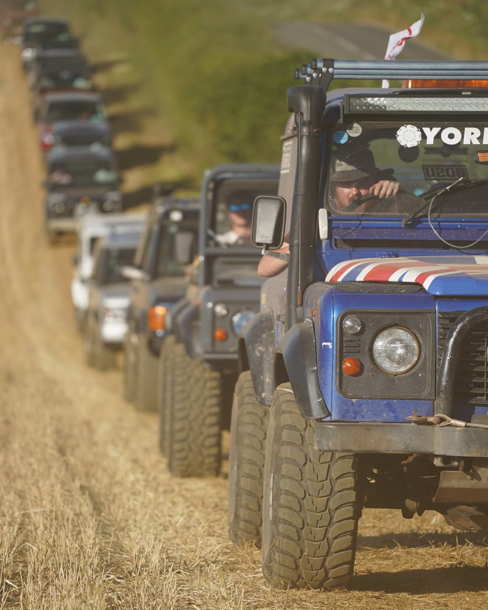 Congratulations to everyone who attended @thebillingoffroadshow for the record attempt today. 914 LR's was the final count - to be officially verified - smashing the previous record of 632 LR's in a parade set in Germany back in May. 
By <a href="/landroverpa/">landroverphotoalbum</a>
#landrover #inkyenston