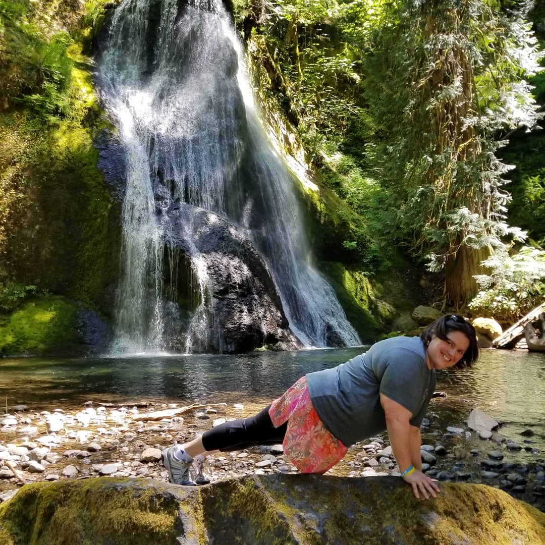 peaktothefuture's tweet photo. Woods+waterfalls+wildflowers+workout = perfect Active Recovery Day!  MPC opens up a world of new adventures! 🌲+🏞+🥀+👟=😄 @MyPeakChallenge @SamHeughan https://t.co/yBnN7ssQS8