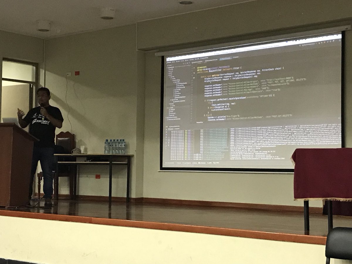mkheck's tweet photo. Y más @springboot con @jamdiazdiaz en #JavaDayPerú 😃🙌 https://t.co/FtkZGX5MnN