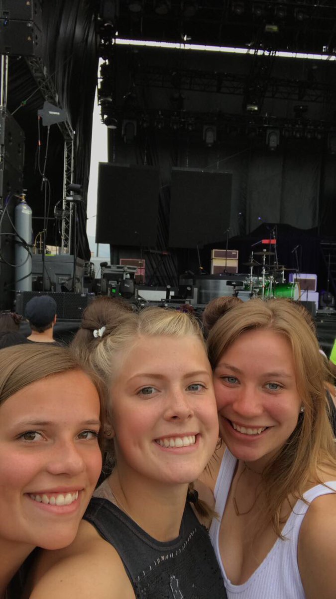 gigij10's tweet photo. Ready to finally hear Praying live! 🌈 🌈 #ke$ha #KeshaAtMystic https://t.co/87ikOH14BR