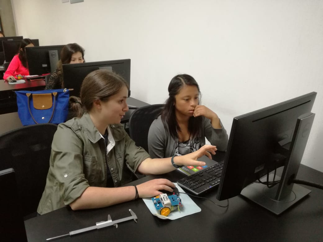 uvggt's tweet photo. En el cuarto día del curso de vacaciones tratamos el tema de prototipado y las chicas diseñaron una carrocería para el vehículo que hicieron ayer. Pudieron experimentar el proceso de diseño. #STEMuvg #ingenierasuvg @usembassyguate https://t.co/vM8gsE89QJ