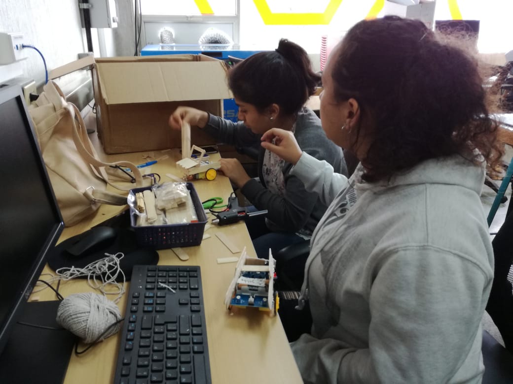 uvggt's tweet photo. En el cuarto día del curso de vacaciones tratamos el tema de prototipado y las chicas diseñaron una carrocería para el vehículo que hicieron ayer. Pudieron experimentar el proceso de diseño. #STEMuvg #ingenierasuvg @usembassyguate https://t.co/vM8gsE89QJ