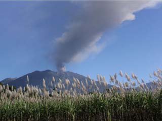 Gunung Agung Today: Gusting Mount Agung Continues to Release Volcanic Ash, Ngurah Rai Airport Closed Meanwhile #balinews #cargonews #gunungagungerupt #gunungagungtoday #indonesianews #mountagungeruption baliintercontcargo.co.id/news/gunung-ag…