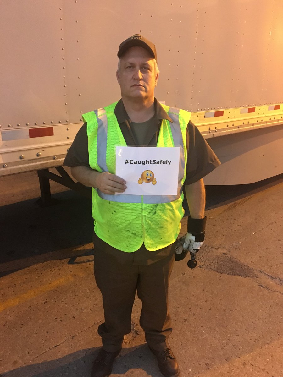 ⁦@DesertMTUPSers⁩ #caughtsafely. Caught one of our newer drivers, John, creating proper coupling awareness prior to backing under trailer!