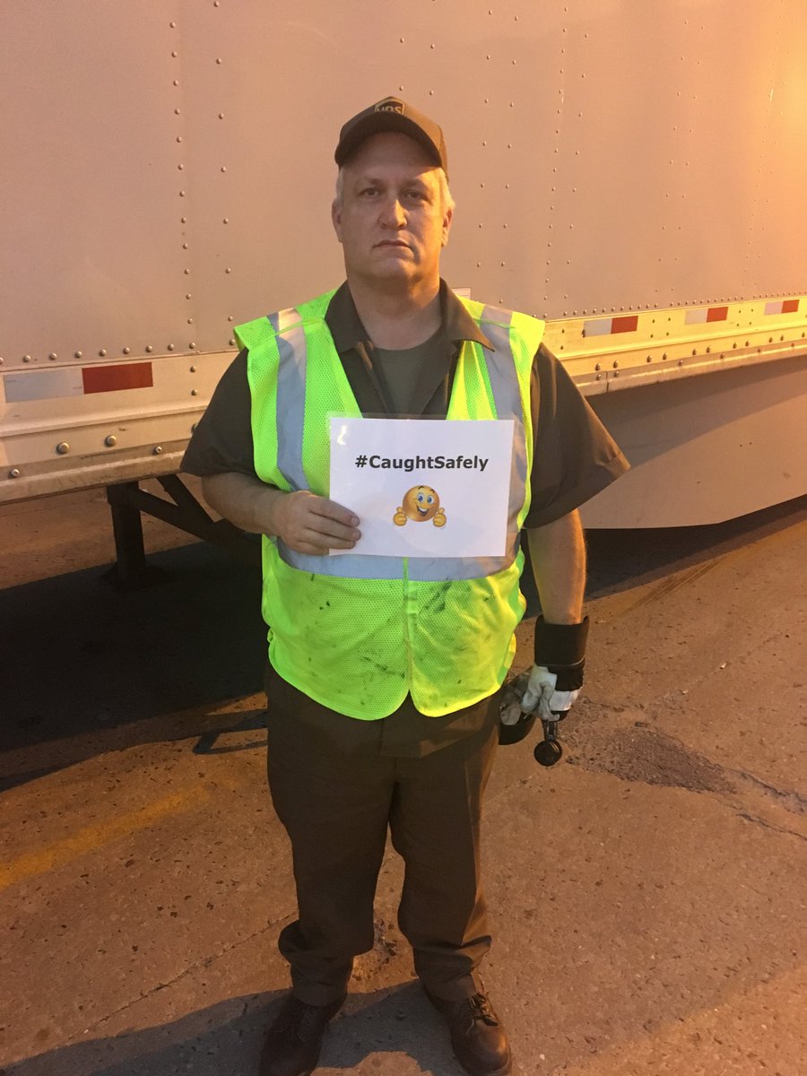 ⁦@DesertMTUPSers⁩ #caughtsafely.    Caught one of our newer drivers, John, creating proper coupling awareness prior to backing under trailer!