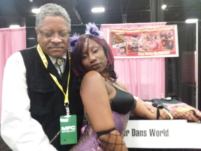 @DapperDansWorld @kenya_sweetz work and play #EXXXOTICA NJ https://t.co/0ycAfx71Ev<a href="/tag/exxxotica"class="tags">#EXXXOTICA</a>